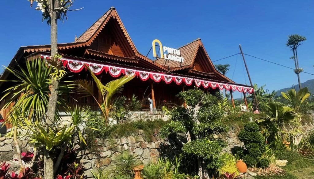 Pintu Langit Cipanas dengan view Gunung Gede Pangrango